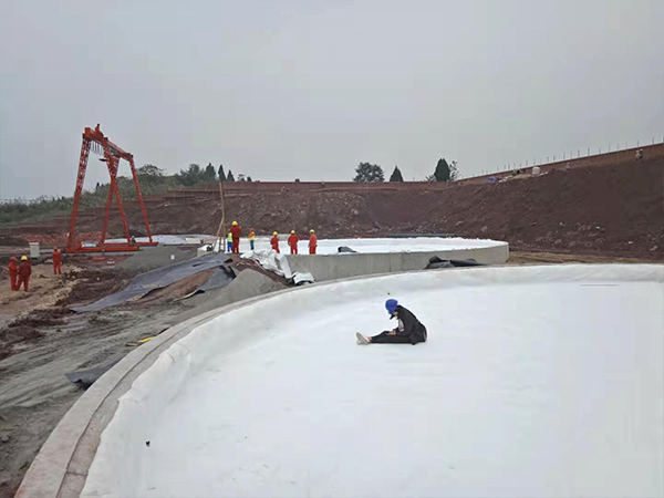 污水處理防滲膜在油田防滲工程中“大顯身手”。