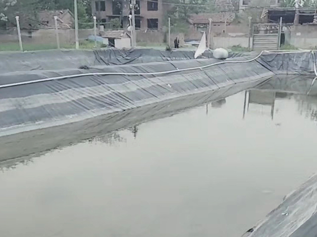 水產(chǎn)養(yǎng)殖防滲土工膜進(jìn)行鋼筋搭接施工。