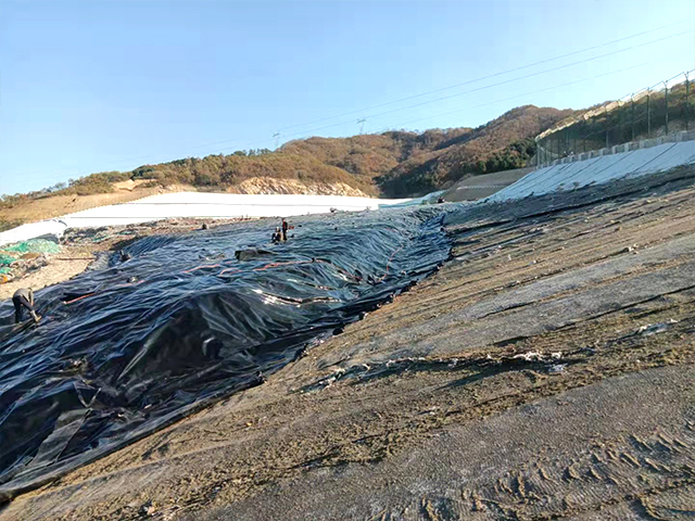 垃圾填埋場須鋪設(shè)使用防滲土工膜。
