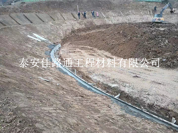 蓄水池防滲膜如何裁剪才能節(jié)省材料？