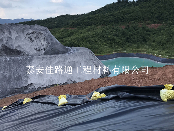 污水處理防滲膜為啥要覆土?這4個關(guān)鍵原因得搞懂 污水處理防滲膜為啥要覆土?這4個關(guān)鍵原因得搞懂