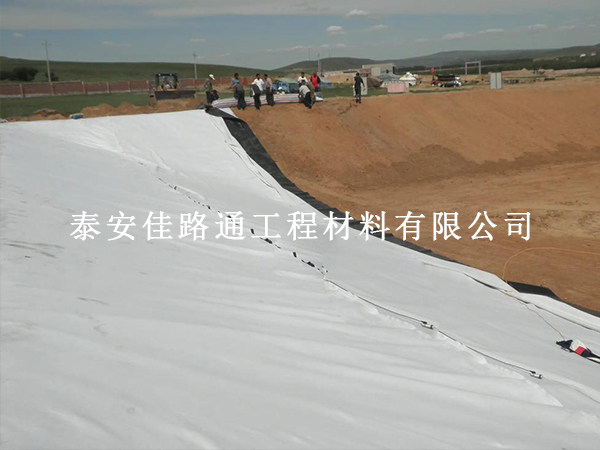 白色長絲土工布鋪設(shè)后保養(yǎng)方法：科學(xué)養(yǎng)護(hù)延長